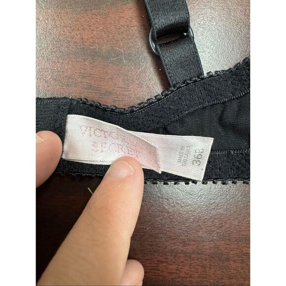 Vintage Victoria’s Secret Black Bra with Removable Pads and Lace Size 36B - Picture 6 of 8